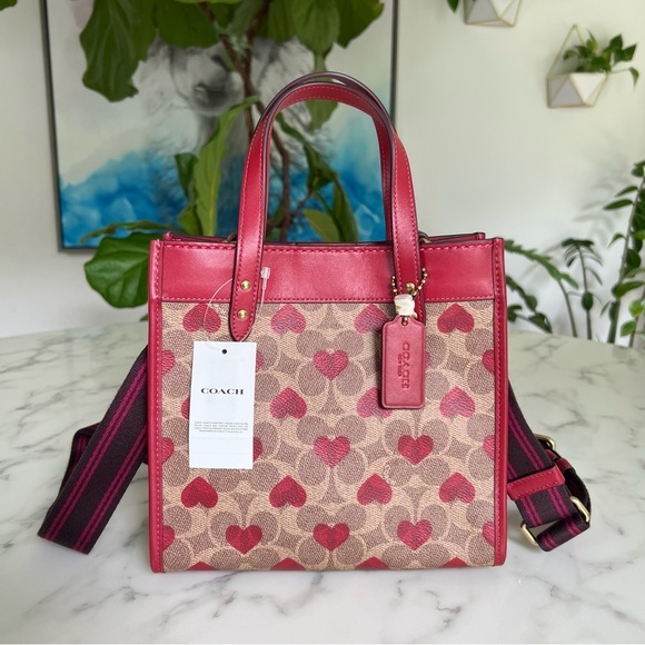 NWT Coach Field Tote 22 In Signature Canvas With Heart Print C8391 Tan Red Apple - Picture 1 of 15